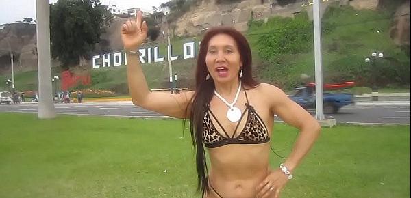  WORKOUT HOT DE LA DIOSA MILF EN HILO DENTAL EN LA VÍA PUBLICA